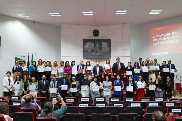 Registro de ontem. Sou o segundo pontinho verde do lado esquerdo. 🤣
Sei que é a dúvida de muitos sobre o papel de um membro de Comissão da OAB. 
Trata-se de um serviço voluntário prestado em prol da melhoria das condições de trabalho do advogado. Nos reunimos para discutir demandas e buscar soluções para os problemas da classe. O trabalho da Comissão de Previdenciário, por exemplo, envolve diálogos diretamente junto ao INSS, à Justiça Federal, organização de eventos e atividades para incentivar a capacitação dos profissionais, entre tantas outras funções...
Participei da de Campina (e a experiência foi enriquecedora). Agora, em João Pessoa. E assim vamos florindo (e ocupando espaços) onde a vida nos plantar. 🌸 #ldadv